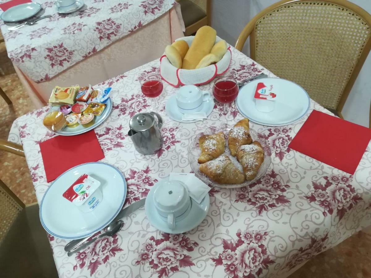 Hotel Olimpia Аласио Екстериор снимка