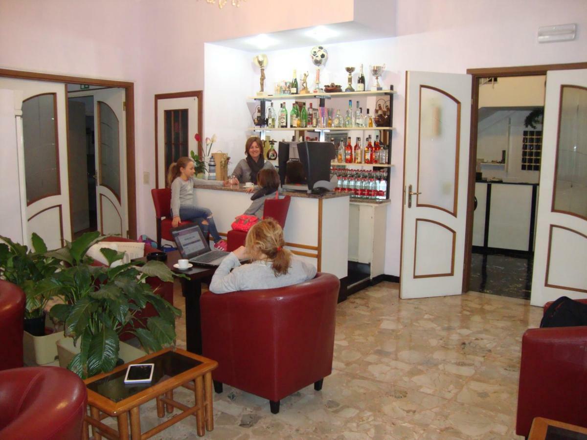 Hotel Olimpia Аласио Екстериор снимка