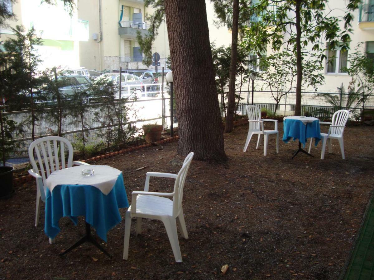 Hotel Olimpia Аласио Екстериор снимка